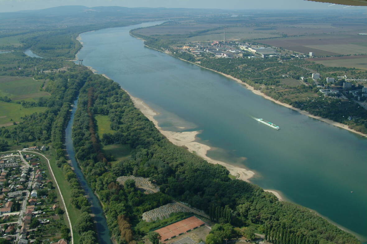 Duna kisvíz légi 2003.09.01. 04  17 Esztergom Prímás sziget 1720 fkm.JPG